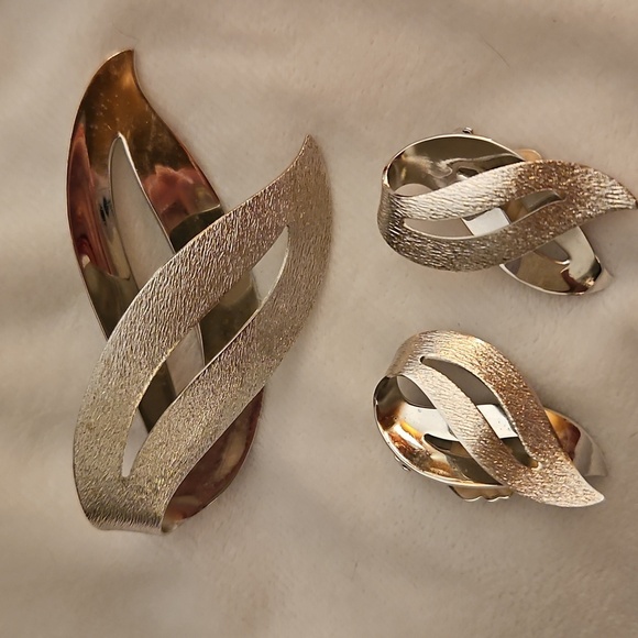 VTG SARAH COVENTRY 1960s Elegant Satin Flame Silver Brooch Clip-on Earrings Set - Picture 2 of 9